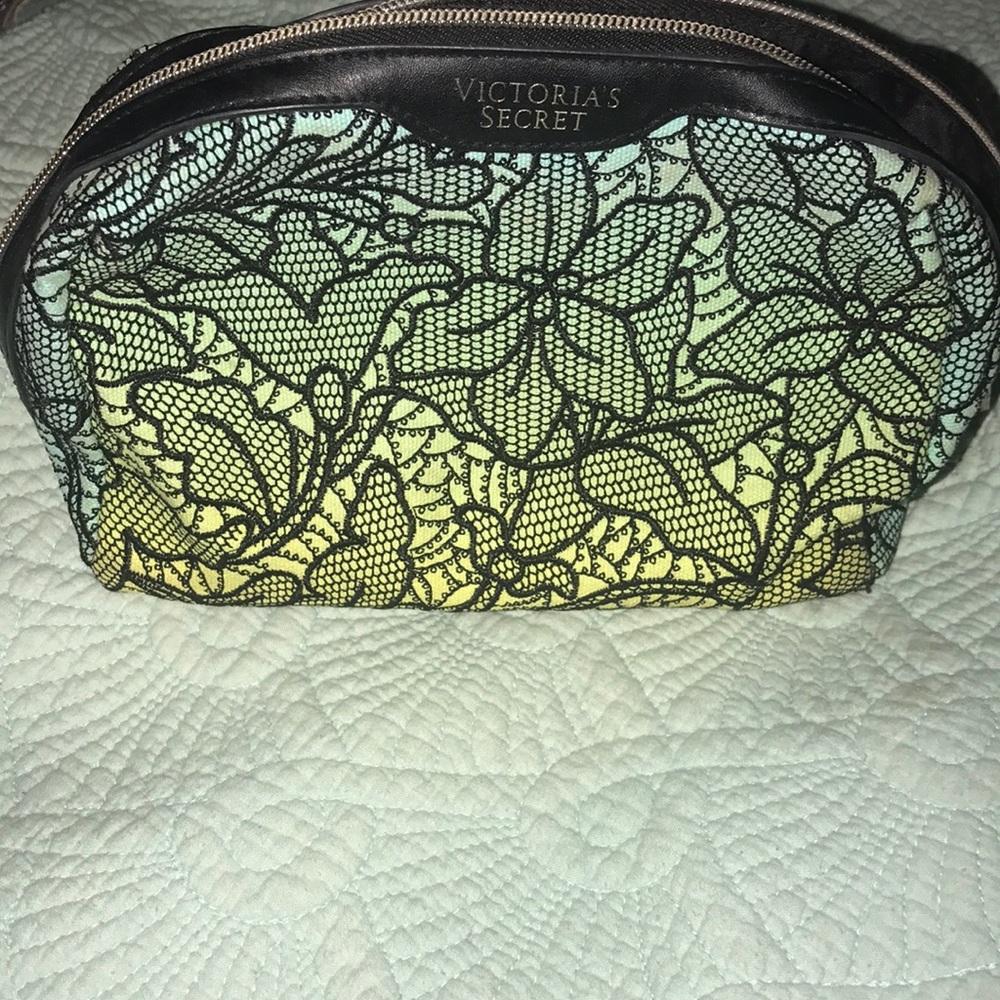 Victoria's Secret makeup bag 💄💅🏻